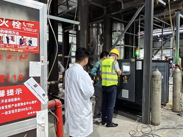 樹脂反應(yīng)釜內(nèi)外雙盤管控溫雙機(jī)一體模溫機(jī)