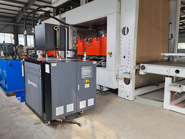 汽車內(nèi)外飾生產(chǎn)，熱壓板成型油加熱器助您控溫