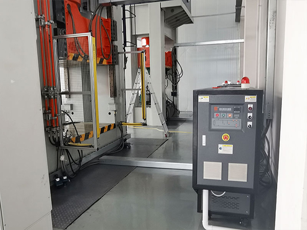 SMC復(fù)合材料模壓電池包殼體生產(chǎn)，選擇SMC模溫機(jī)