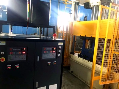 冷熱油切換模溫機的優(yōu)點？「歐能機械」從碳纖維模壓成型說起