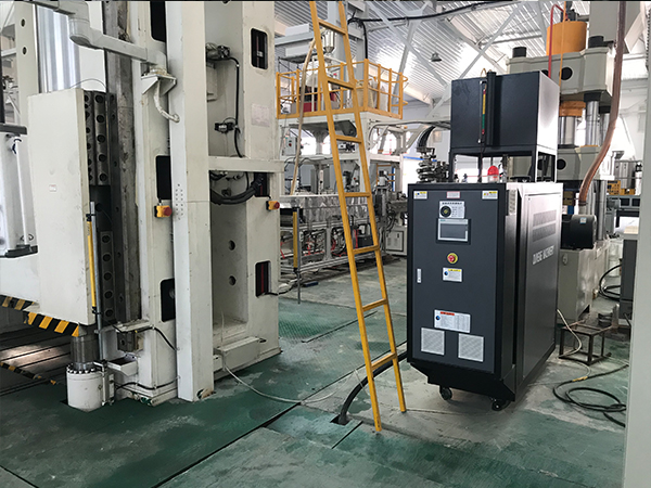 復(fù)合材料部件成型，使用碳纖維成型模溫機控溫效果好